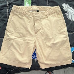 Beige lulu shorts!
